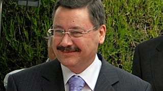 ARŞİV -  Dönemin Ankara Belediye Başkanı Melih Gökçek, Ankara'daki Fransız Büyükelçiliği bahçesinde poz veriyor, 15 Haziran 2006.
