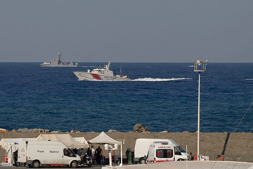 Rettungskräfte im Hafen von Kyrenia im Nordteil von Zypern