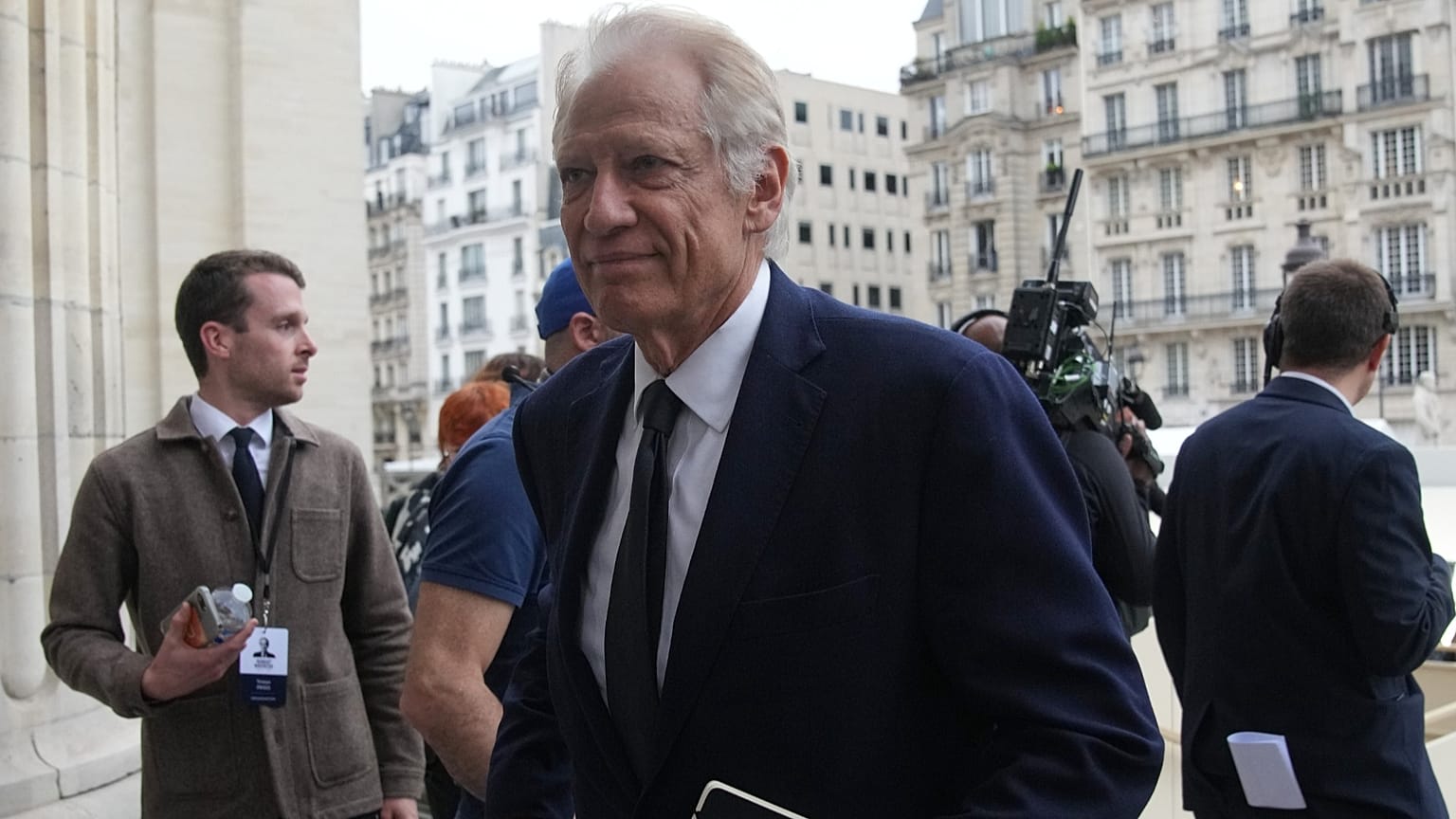 Dominique de Villepin arrive pour assister à la cérémonie d'entrée au Panthéon de Robert Badinter, le 9 octobre 2025 à Paris.
