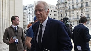 Dominique de Villepin arrive pour assister à la cérémonie d'entrée au Panthéon de Robert Badinter, le 9 octobre 2025 à Paris.