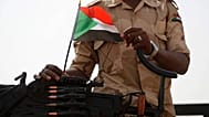 عنصر من قوات الدعم السريع يقف على مركبته في ولاية شرق النيل بالسودان، في 22 حزيران 2019.
