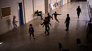أطفال نازحون من الضاحية الجنوبية لبيروت يلعبون كرة القدم داخل مدرسة تحولت إلى مركز إيواء في بيروت، في 27 آذار 2026.