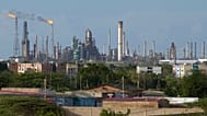 АРХИВ: Факелы вспыхивают на установках Амуайского НПЗ в Лос Такас, Венесуэла, 14 января 2026 года.