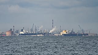 Blick auf die Raffinerie Fos-Lavera bei Marseille in Südfrankreich am Mittwoch, dem elften März 2026. (AP Foto/Philippe Magoni)
