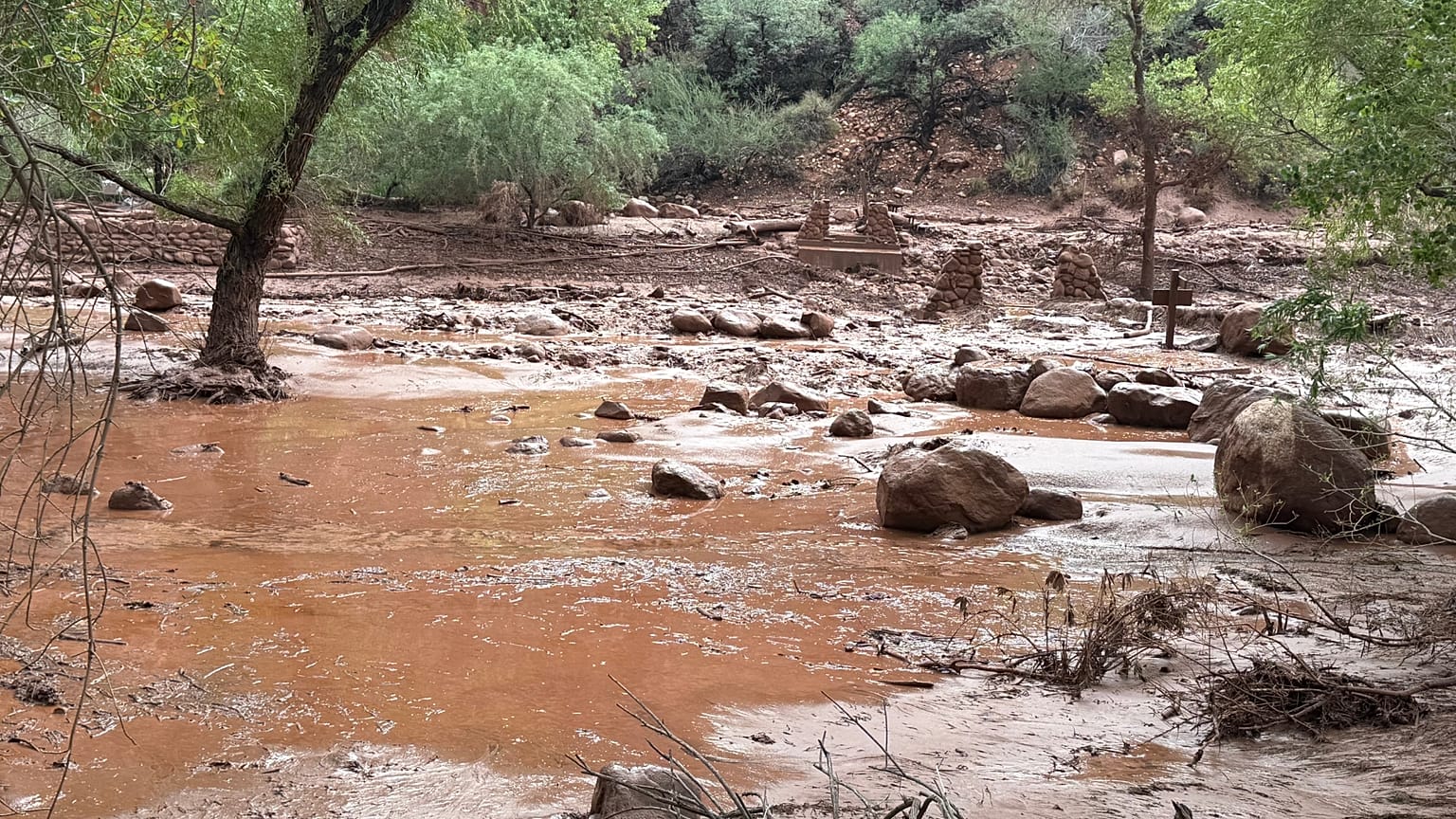 Leomlott kőhíd a Grand Canyonban a villámárvíz után, 2026.08.30.
