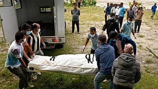 Voluntarios y rescatistas transportan el cuerpo de una víctima de una inundación repentina para su entierro colectivo en Chitwan, Nepal, el lunes 31 de agosto de 2026.