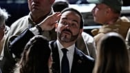 El presidente de Colombia, Abelardo de la Espriella, llega a una vigilia en honor a las víctimas del terremoto en la Plaza Bolívar de Bogotá, Colombia, el 28 de agosto de 2026