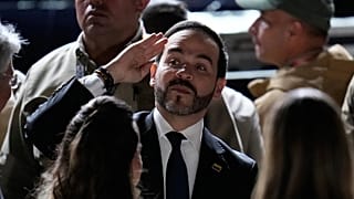 El presidente de Colombia, Abelardo de la Espriella, llega a una vigilia en honor a las víctimas del terremoto en la Plaza Bolívar de Bogotá, Colombia, el 28 de agosto de 2026