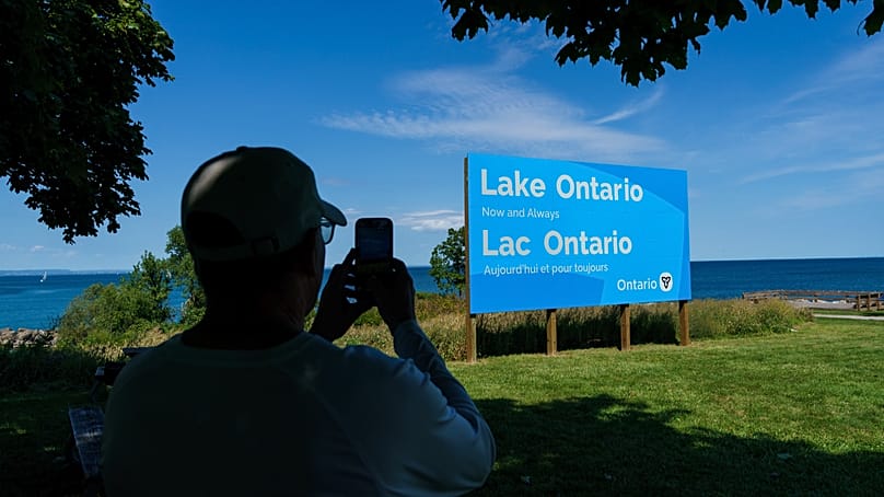 ARCHÍV FELVÉTEL – Egy ember lefotózza az Ontario-tó újonnan leleplezett tábláját a Fifty Point természetvédelmi területen, a kanadai Ontario tartománybeli Grimsbyben 2026. augusztus 29-én, szombaton.