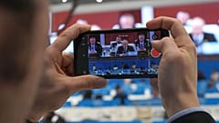 صحفي يصور شاشة تبث خطاباً مباشراً للرئيس الروسي بوتين بقمة منظمة شنغهاي في تيانجين الصينية، 1 سبتمبر 2025