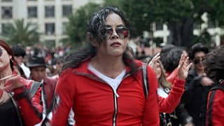تجمع المعجبون لتكريم مايكل جاكسون في عيد ميلاده الـ 68، مؤدين رقصة "Thriller" الشهيرة ومتقمصين أزياء الزومبي.