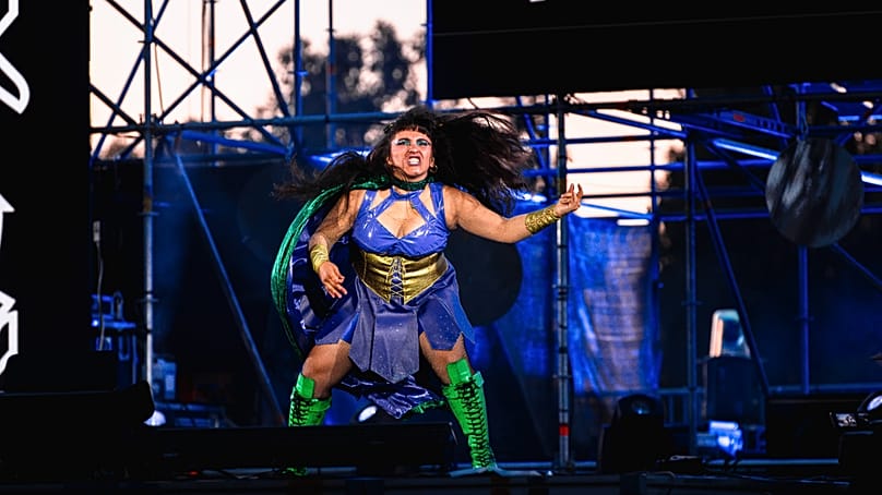 Lady Attila participa nos Campeonatos do Mundo de Air Guitar, em Oulu, onde artistas de 13 países disputam o título mundial.