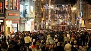 Taksim Meydanı'ndaki İstiklal Caddesi'nde insanlar yürüyor, 31 Aralık 2023.