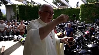 Castel Gandolfo : près de 200 motards réunis pour la bénédiction des motos, le père Tadeusz Rozmus appelle à la fraternité, au respect et à des routes plus sûres