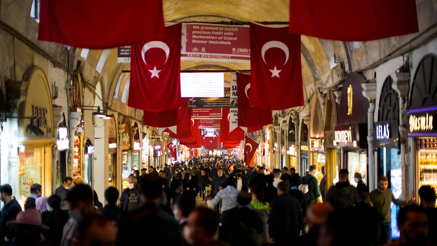 ARŞİV - İnsanlar, İstanbul'daki Kapalı Çarşı'da yürüyor, 2 Kasım 2021.