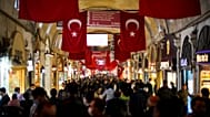 ARŞİV - İnsanlar, İstanbul'daki Kapalı Çarşı'da yürüyor, 2 Kasım 2021.
