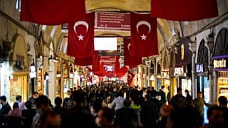 ARŞİV - İnsanlar, İstanbul'daki Kapalı Çarşı'da yürüyor, 2 Kasım 2021.