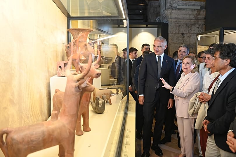 Kültür ve Turizm Bakanı Mehmet Nuri Ersoy sergi alanında.