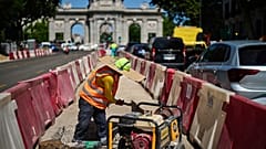 A worker shields himself from the sun with a piece of cardboard in Madrid, Spain, Tuesday, 26 May 2026. (AP Photo/Bernat Armangue)