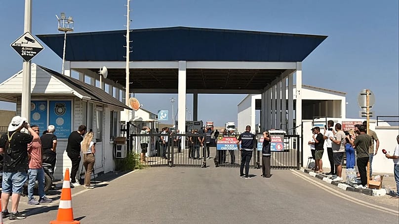 Menschen versammeln sich vor dem Hafen von Kyrenia im von der Türkei besetzten Norden Zyperns, 30. August 2026