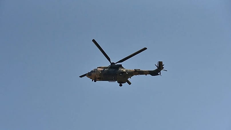 Ein Hubschrauber fliegt über den Hafen von Kyrenia im von der Türkei besetzten Norden Zyperns, 30. August 2026