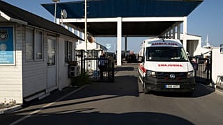 Kıbrıs'ın kuzey kıyılarında deniz yolcu otobüsünün devrilmesinin ardından Girne Limanı'ndan bir ambulans ayrılıyor, 30 Ağustos 2026.