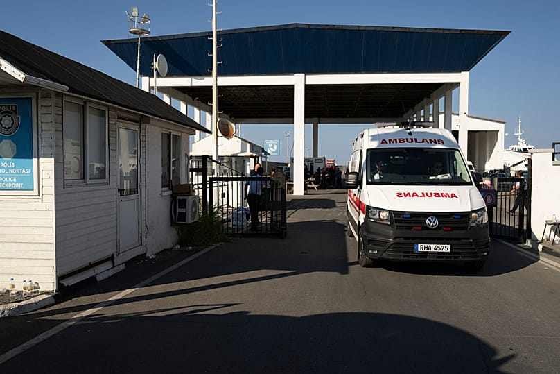 Ασθενοφόρο στο λιμάνι της κατεχόμενης Κερύνειας