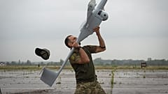 Ein ukrainischer Soldat setzt im Gebiet Kyjiw am zweiten August 2022 eine polnische FlyEye-Aufklärungsdrohne von WB Electronics für die ukrainische Armee ein.