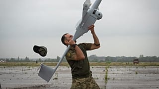 Ukraiński żołnierz wypuszcza polskiego drona rozpoznawczego FlyEye firmy WB Electronics, używanego przez armię Ukrainy, w obwodzie kijowskim, 2 sierpnia 2022 roku.