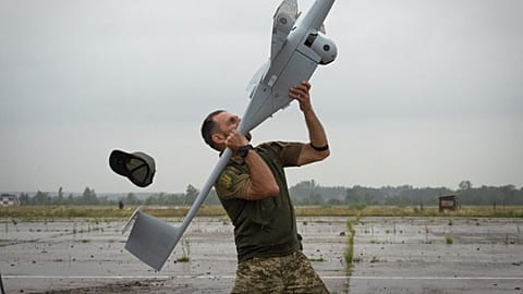 Un soldat ukrainien lance le drone de reconnaissance polonais FlyEye de WB Electronics, utilisé par l'armée ukrainienne, dans l'oblast de Kiev, le 2 août 2022.