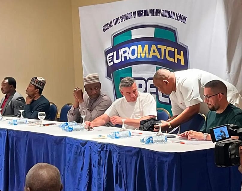 Sam Sacli i Utku Sarper z Euromatch podpisują umowę sponsorowania nigeryjskiej ligi piłkarskiej