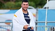 Ο χρυσός μεσογειονίκης Ιωσήφ Κεσίδης με την κυπριακή σημαία