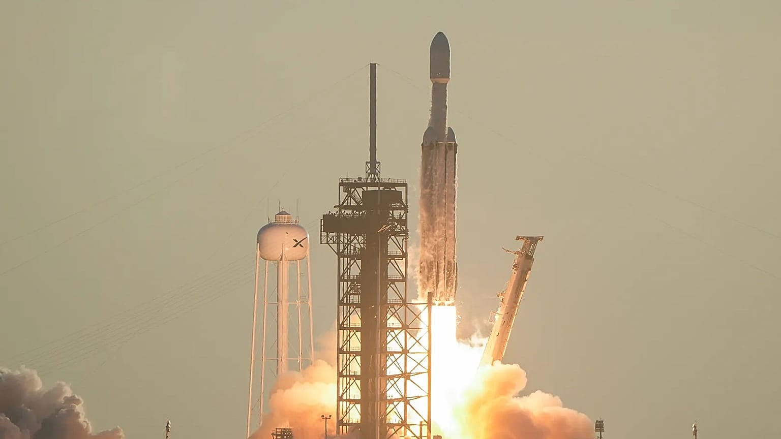 ARCHIVES - Un lanceur SpaceX emportant le télescope spatial Roman décolle du Kennedy Space Center, à Cap Canaveral, en Floride, le 30 août 2026.