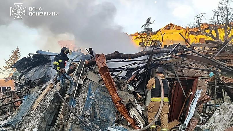 Einsatzkräfte der Rettungsdienste löschen einen Brand nach einem russischen Angriff mit gelenkten Bomben in Slowjansk, 31. August 2026