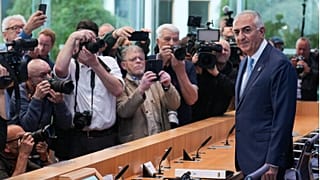 رضا پهلوی، فرزند آخرین پادشاه ایران