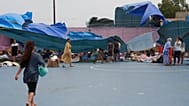 Varios inmigrantes, algunos de ellos menores de edad, se reúnen en el polideportivo El Príncipe Alfonso en Ceuta, España, el miércoles 19 de agosto de 2026