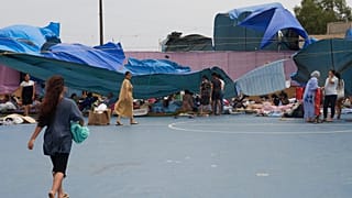 Varios inmigrantes, algunos de ellos menores de edad, se reúnen en el polideportivo El Príncipe Alfonso en Ceuta, España, el miércoles 19 de agosto de 2026
