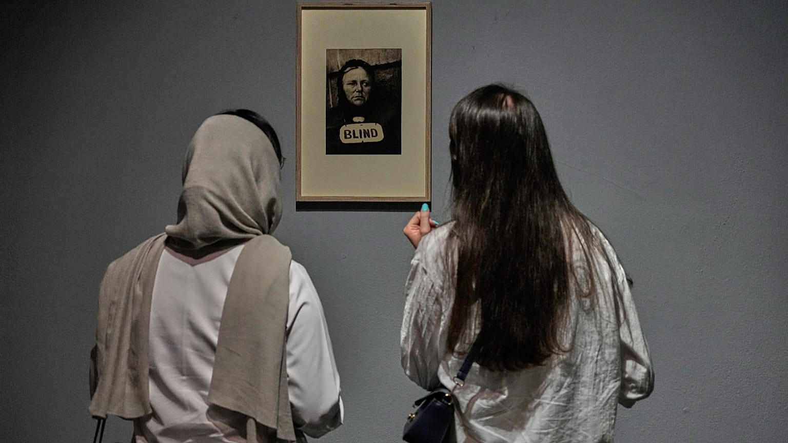 زنان در حال تماشای عکسی از پل استرند در بازدید از نمایشگاه عکاسی که آثار عکاسان جهان را از مجموعه موزه هنرهای معاصر تهران به نمایش می‌گذارد، شنبه ۲۲ آگوست ۲۰۲۶