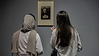 زنان در حال تماشای عکسی از پل استرند در بازدید از نمایشگاه عکاسی که آثار عکاسان جهان را از مجموعه موزه هنرهای معاصر تهران به نمایش می‌گذارد، شنبه ۲۲ آگوست ۲۰۲۶