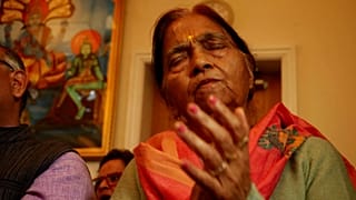 Dezasseis fiéis de um templo hindu no sul de Londres continuam desaparecidos após uma cheia perto do Nepal e do Tibete, deixando famílias à espera de notícias.