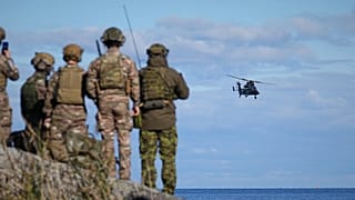 Wielozadaniowy śmigłowiec szturmowy Airbus Tiger leci podczas wielonarodowych manewrów wojskowych Pikne („Błyskawica”) koło Suurekivi w Estonii, 30 września 2025 r.