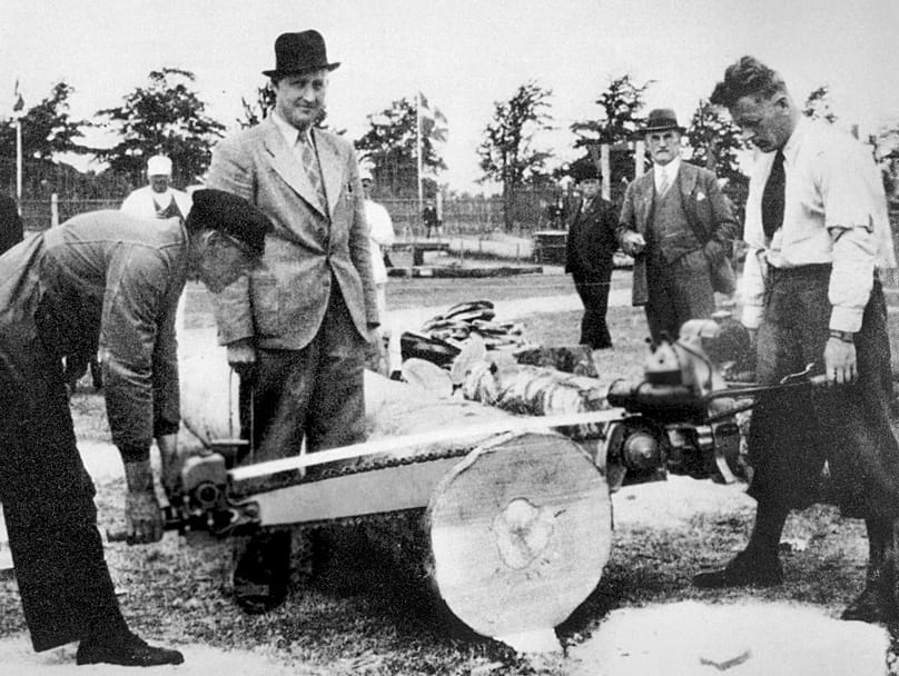 1920er Jahre. Andreas Stihl entwickelt die erste Motorsäge. Sie hat einen Elektromotor und wird von 2 Personen bedient
