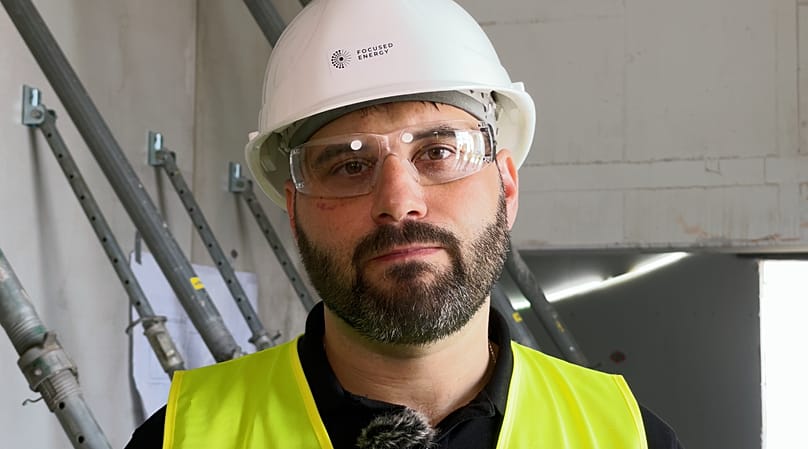 Thomas Rösch ist Director System Operations & Facilities, also so etwas wie der Projektleiter. Der Mann mit dem Überblick über alles, was vor Ort gebaut wird. 