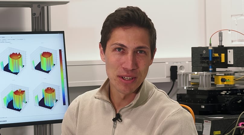Jonathan Lippert bereit alles vor für die Massenproduktion von einer Million Brennstoffkügelchen pro Tag.