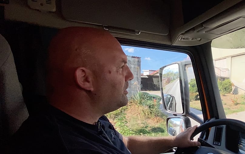 Le chauffeur Nikola Gojavić manipule et transporte des produits chimiques dangereux