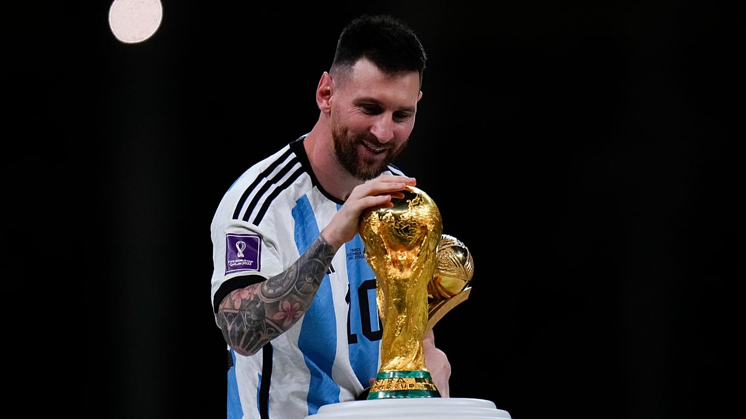 Messi acaricia la Copa del Mundo después de la final entre Argentina y Francia en el Estadio Lusail, Qatar, el 18 de diciembre de 2022.