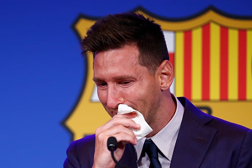 Lionel Messi llora al comienzo de una conferencia de prensa en el estadio Camp Nou de Barcelona, ​​España, el 8 de agosto de 2021.