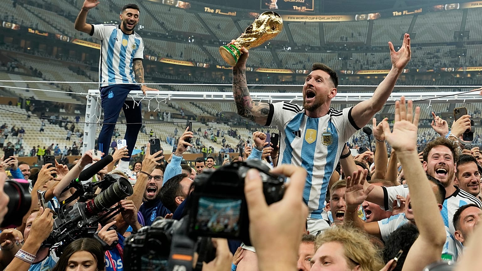Lionel Messi a világbajnoki trófeával a 2022-es vb-döntője után a katari Lusail stadionban 2022. december 18-án