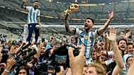 Lionel Messi a világbajnoki trófeával a 2022-es vb-döntője után a katari Lusail stadionban 2022. december 18-án