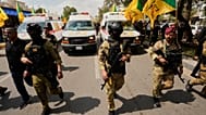 حضر أعضاء من جماعة مسلحة شيعية عراقية جنازة مقاتل من كتائب حزب الله، قُتل في غارة جوية أمريكية في محافظة البصرة جنوب بغداد، العراق، الأربعاء 8 أبريل/نيسان 2026. (صورة من وكالة
